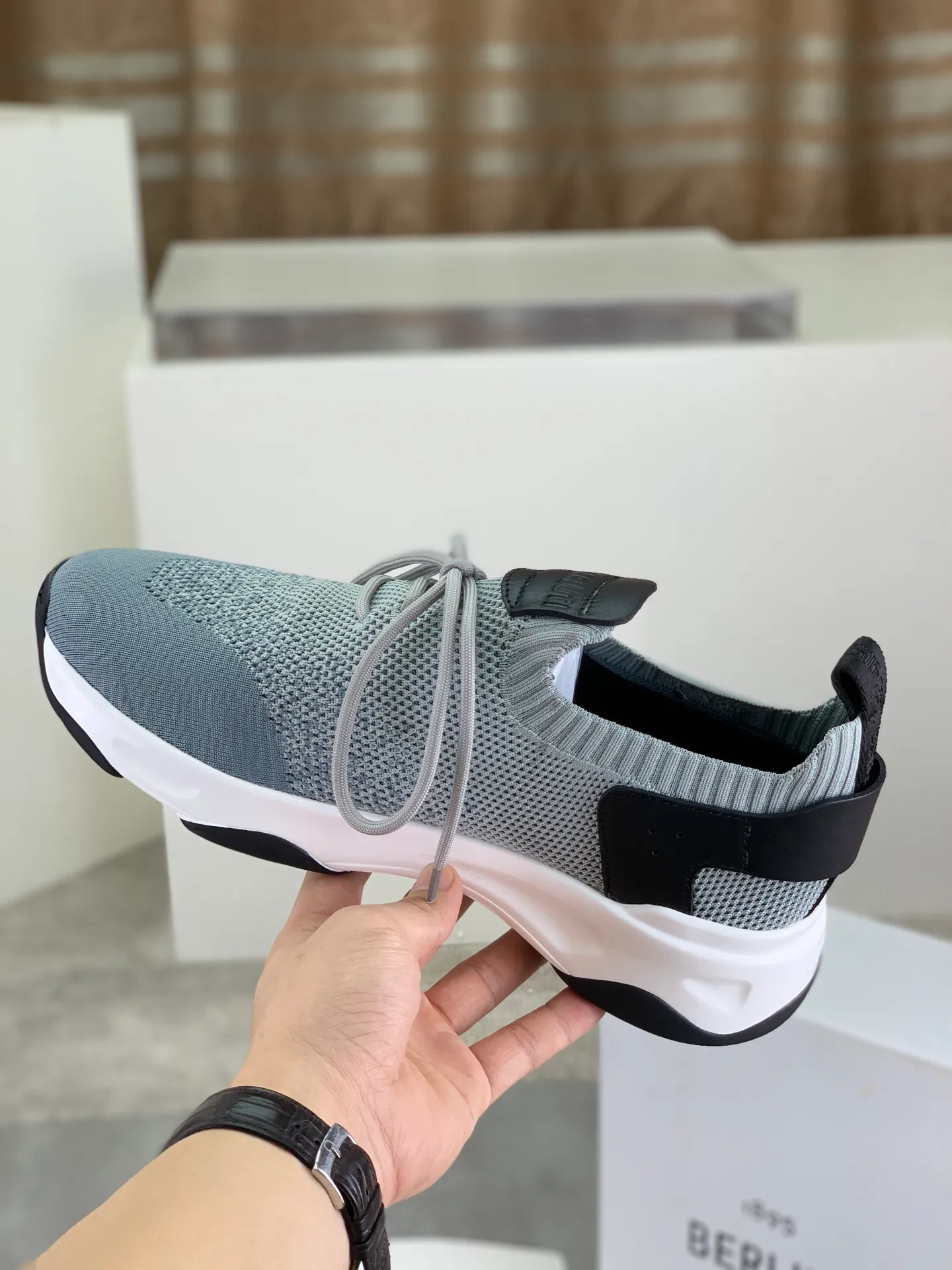 Factory price P680 💰Top purchasing quality💎💎Berlut* France's top men's shoes, the Berluti brand broke the rules in its debut and launched a new Edge shoe last. This model is hand-crafted with exquisite and fashionable fly-woven cowhide, a water-dyed cowhide lining, and an original color-blocked lightweight and wear-resistant rubber sole. This bold improvement of the iconic shoe last is of great significance to the creative work of its unique shape and edge width. On Alessandro shoes, this sharp-edged silhouette is made more see-through through Kris' bold and professional new Cloudy dyeing, making it classic and fashionable! Size: 39-45 (38 and 46 sizes can be customized)
